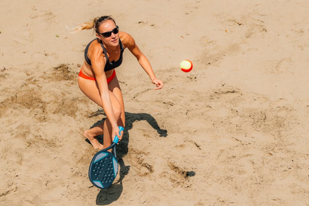 beach-tennis-player-hits-the-ball-UZKH7TU (1)