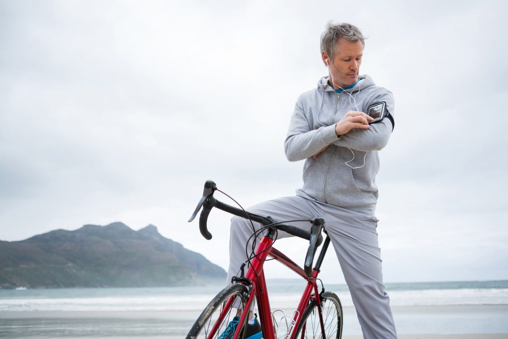 man-with-bicycle-listening-music-on-mobile-phone-a-7GHERUX (1)